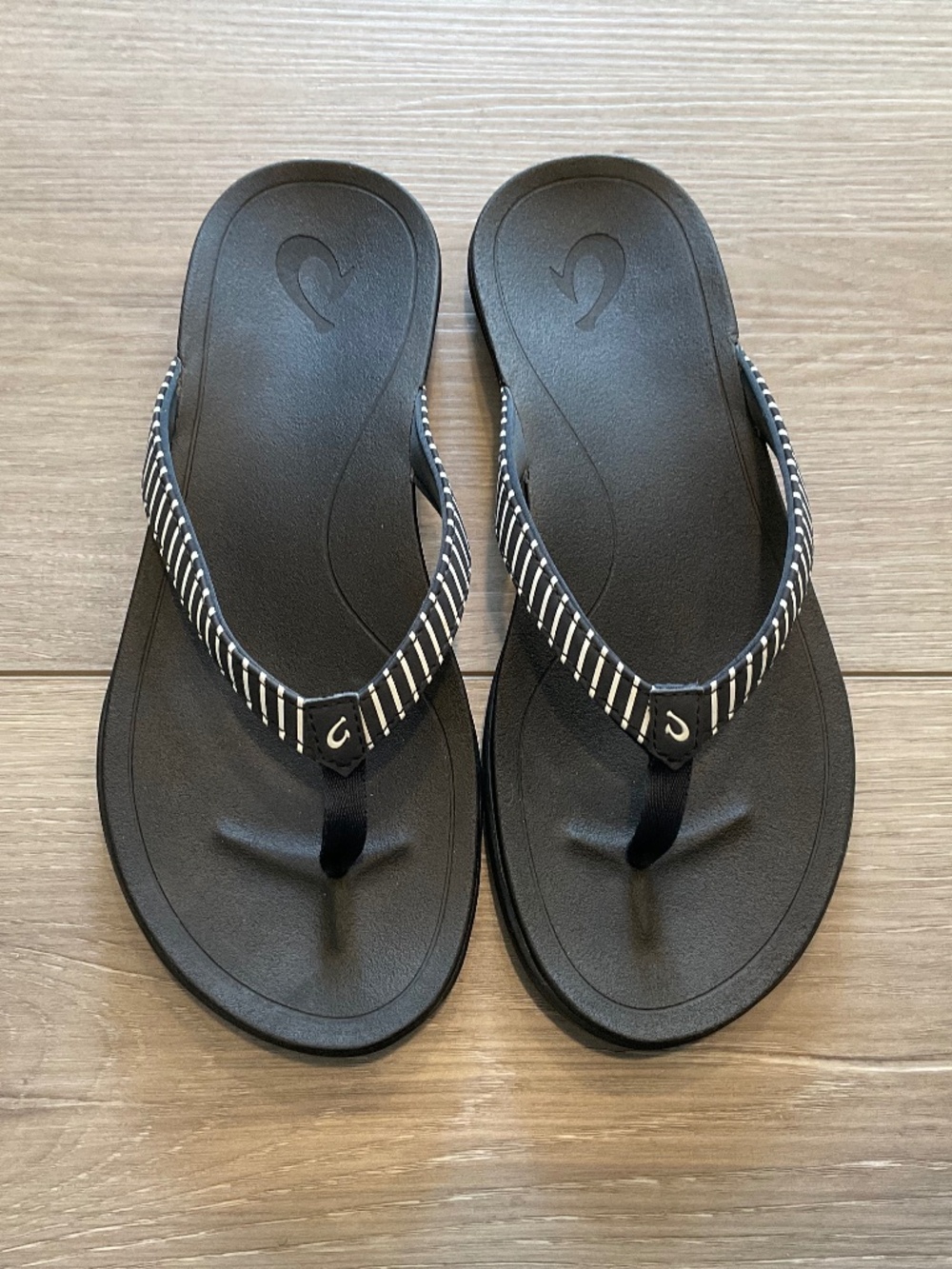 OLUKAI Ho’Opio Leather Flip-Flop in Dark Blue Size 7